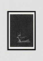 Plakat w drewnianej czarnej ramce: antylopa drzeworyt de Mesquita czarno-biały vintage