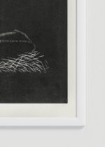 Zbliżenie na detale plakatu oprawionego w drewnianą białą ramkę od Plakatello®: antylopa drzeworyt de Mesquita czarno-biały vintage