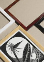 Widok z góry na cztery drewniane ramki, w jednej z nich oprawiony plakat czarno-biały Strelicja przekwitła 1934 Samuel Jessurun de Mesquita