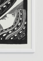 Zbliżenie na detale plakatu oprawionego w drewnianą białą ramkę od Plakatello®: czarno-biały Strelicja przekwitła 1934 Samuel Jessurun de Mesquita