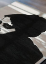 Zbliżenie na detale plakatu: czarno-biały portret kobiety 1913 Samuel Jessurun de Mesquita