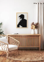 Aranżacja wnętrza, na ścianie wisi plakat w ramce: czarno-biały portret kobiety 1913 Samuel Jessurun de Mesquita