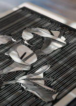 Zbliżenie na detale plakatu: czarno-biały drzeworyt kwiaty Kalie Mesquita vintage