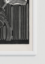 Zbliżenie na detale plakatu oprawionego w drewnianą białą ramkę od Plakatello®: czarno-biały drzeworyt kwiaty Kalie Mesquita vintage