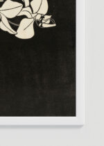 Zbliżenie na detale plakatu oprawionego w drewnianą białą ramkę od Plakatello®: czarno-biały Orchidea 1916 Samuel Jessurun de Mesquita