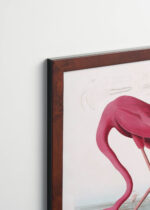 Aranżacja wnętrza, na ścianie wisi plakat w ramce: Amerykański Flaming John James Audubon ornitologia