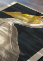 Widok z góry na cztery drewniane ramki, w jednej z nich oprawiony plakat Pelikan dzioborogi American White Pelican - John James Audubon