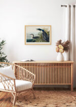 Aranżacja wnętrza, na ścianie wisi plakat w ramce: Ptaki Ameryki - Nur lodowiec John James Audubon