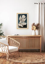 Aranżacja wnętrza, na ścianie wisi plakat w ramce: Sokoły norweskie Białozory - John James Audubon