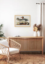 Aranżacja wnętrza, na ścianie wisi plakat w ramce: Cyraneczka karolińska John James Audubon