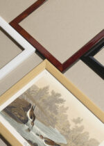 Widok z góry na cztery drewniane ramki, w jednej z nich oprawiony plakat Biegus malutki - ornitologiczna ilustracja Audubona