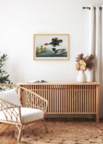 Aranżacja wnętrza, na ścianie wisi plakat w ramce: Szlachar tracz długodzioby - ptaki Ameryki J.J. Audubon