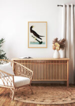 Aranżacja wnętrza, na ścianie wisi plakat w ramce: Booby Gannet - ornitologiczna ilustracja Audubona