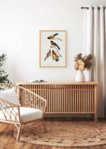 Aranżacja wnętrza, na ścianie wisi plakat w ramce: Ptaki Ameryki - kolorowe śpiewaki Audubona