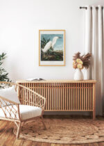 Aranżacja wnętrza, na ścianie wisi plakat w ramce: Czapla biała Audubon Birds of America