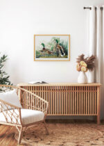 Aranżacja wnętrza, na ścianie wisi plakat w ramce: Kaczka krzyżówka - ilustracja Johna Jamesa Audubona