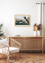 Aranżacja wnętrza, na ścianie wisi plakat w ramce: Alka olbrzymia - ilustracja Johna Jamesa Audubona