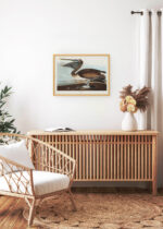 Aranżacja wnętrza, na ścianie wisi plakat w ramce: Pelikan Brunatny - ilustracja Johna Jamesa Audubona