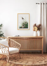 Aranżacja wnętrza, na ścianie wisi plakat w ramce: Strzyżyk ostrogoniasty - ilustracja Johna Jamesa Audubona