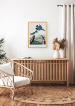 Aranżacja wnętrza, na ścianie wisi plakat w ramce: Belted Kingfisher - ilustracja Johna Jamesa Audubona