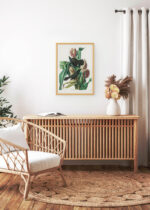 Aranżacja wnętrza, na ścianie wisi plakat w ramce: Purple Grackle - czarne ptaki na kukurydzy Audubon