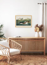 Aranżacja wnętrza, na ścianie wisi plakat w ramce: Perkoz Amerykański - John James Audubon Birds of America