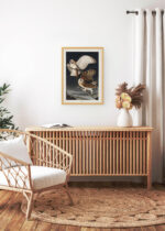 Aranżacja wnętrza, na ścianie wisi plakat w ramce: Sowy Płomykówki - ilustracja Johna Jamesa Audubona