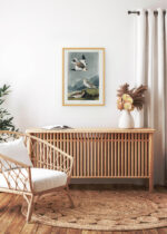 Aranżacja wnętrza, na ścianie wisi plakat w ramce: Śnieżka zmienna - ptaki Ameryki John James Audubon