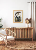 Aranżacja wnętrza, na ścianie wisi plakat w ramce: Goshawk i Stanley Hawk - John James Audubon