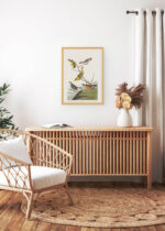 Aranżacja wnętrza, na ścianie wisi plakat w ramce: ptaki Ameryki John James Audubon vintage