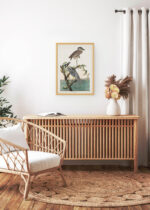 Aranżacja wnętrza, na ścianie wisi plakat w ramce: czapla żółtokorona Audubon Birds of America