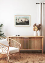 Aranżacja wnętrza, na ścianie wisi plakat w ramce: Łabędź trębacz John James Audubon vintage