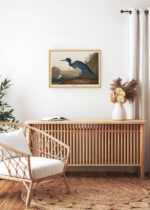 Aranżacja wnętrza, na ścianie wisi plakat w ramce: Czapla błękitna John James Audubon vintage
