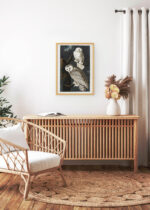 Aranżacja wnętrza, na ścianie wisi plakat w ramce: Sowy śnieżne John James Audubon Birds of America