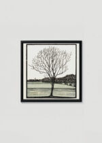 Plakat w drewnianej czarnej ramce: drzewo nad wodą Julie de Graag drzeworyt 1919