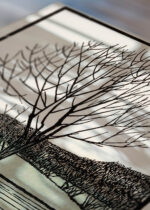 Zbliżenie na detale plakatu: drzewo nad wodą Julie de Graag drzeworyt 1919