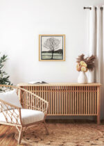 Aranżacja wnętrza, na ścianie wisi plakat w ramce: drzewo nad wodą Julie de Graag drzeworyt 1919