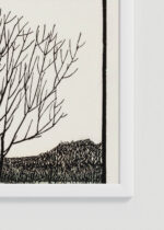 Zbliżenie na detale plakatu oprawionego w drewnianą białą ramkę od Plakatello®: drzewo nad wodą Julie de Graag drzeworyt 1919