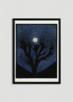 Plakat w drewnianej czarnej ramce: Julie de Graag drzewo na tle księżyca niebieski vintage