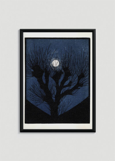 Plakat w drewnianej czarnej ramce: Julie de Graag drzewo na tle księżyca niebieski vintage