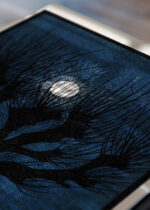 Zbliżenie na detale plakatu: Julie de Graag drzewo na tle księżyca niebieski vintage