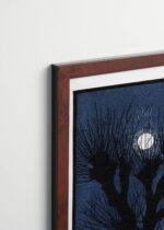 Plakat oprawiony w drewnianą brązową ramkę Vintage Italia: Julie de Graag drzewo na tle księżyca niebieski vintage