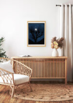 Aranżacja wnętrza, na ścianie wisi plakat w ramce: Julie de Graag drzewo na tle księżyca niebieski vintage