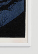 Zbliżenie na detale plakatu oprawionego w drewnianą białą ramkę od Plakatello®: Julie de Graag drzewo na tle księżyca niebieski vintage