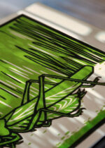 Zbliżenie na detale plakatu: konik polny Julie de Graag 1918 vintage grafika