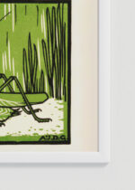 Zbliżenie na detale plakatu oprawionego w drewnianą białą ramkę od Plakatello®: konik polny Julie de Graag 1918 vintage grafika