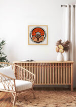 Aranżacja wnętrza, na ścianie wisi plakat w ramce: kwiatowy Julie de Graag pelargonie vintage 1916