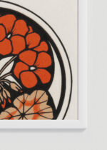 Zbliżenie na detale plakatu oprawionego w drewnianą białą ramkę od Plakatello®: kwiatowy Julie de Graag pelargonie vintage 1916