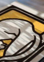 Zbliżenie na detale plakatu: Kot liżący łapę Julie de Graag minimalistyczny