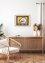 Aranżacja wnętrza, na ścianie wisi plakat w ramce: Kot liżący łapę Julie de Graag minimalistyczny